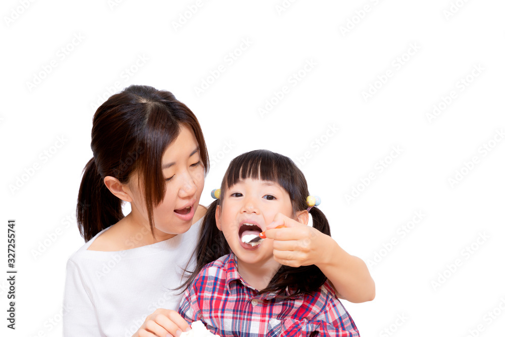 母と娘が一緒におやつのケーキを食べる様子。愛情、優しさ、育児イメージ 母と娘が一緒におやつのケーキを食べる様子。愛情、優しさ、育児イメージ