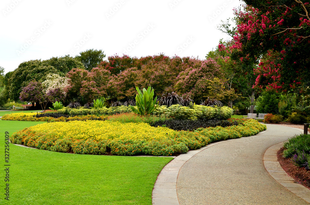 Obraz premium path in the garden