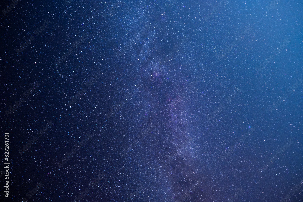 Obraz premium The stars and the milky way in the dark sky at night are very beautiful.