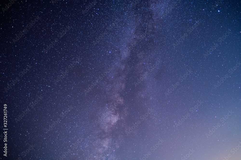 Obraz premium The stars and the milky way in the dark sky at night are very beautiful.