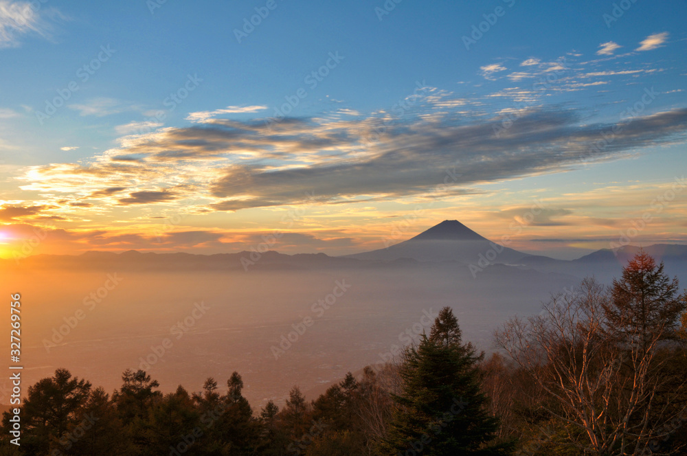 富士山　雲　かすみ　青空　風景　景色