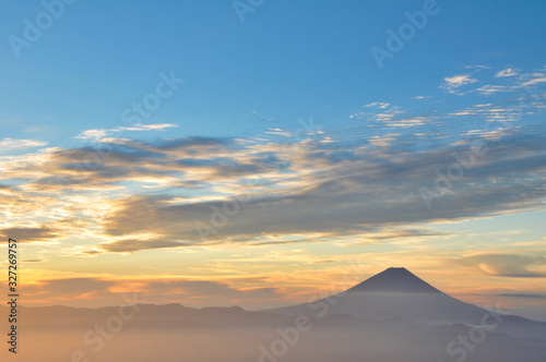 富士山　風景　日の出　赤　空　かすみ © Kazuhiro.Kimura
