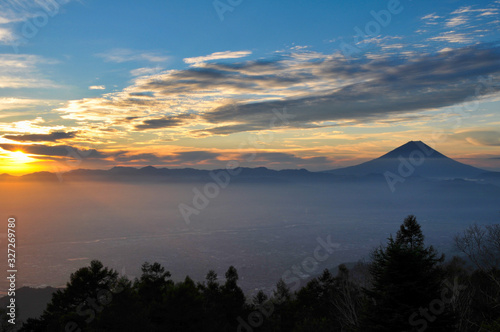 富士山 雲 かすみ 青空 風景 景色