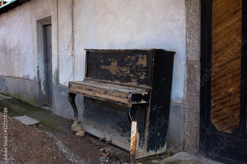 the old piano standing in the street