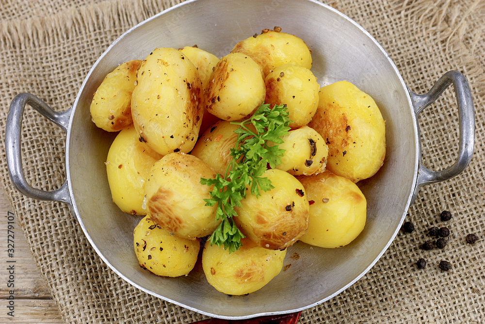 pommes de terre rissolées dans un plat pommes de terre rissolées dans un plat