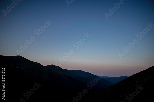 Fototapeta Naklejka Na Ścianę i Meble -  Sun setting over the mountains