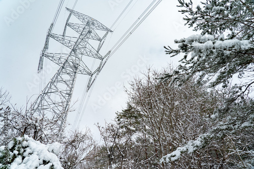 雪景色の中の鉄塔