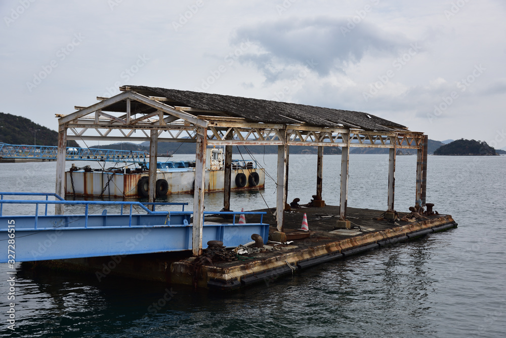 日本の岡山県玉野市の宇野港の桟橋