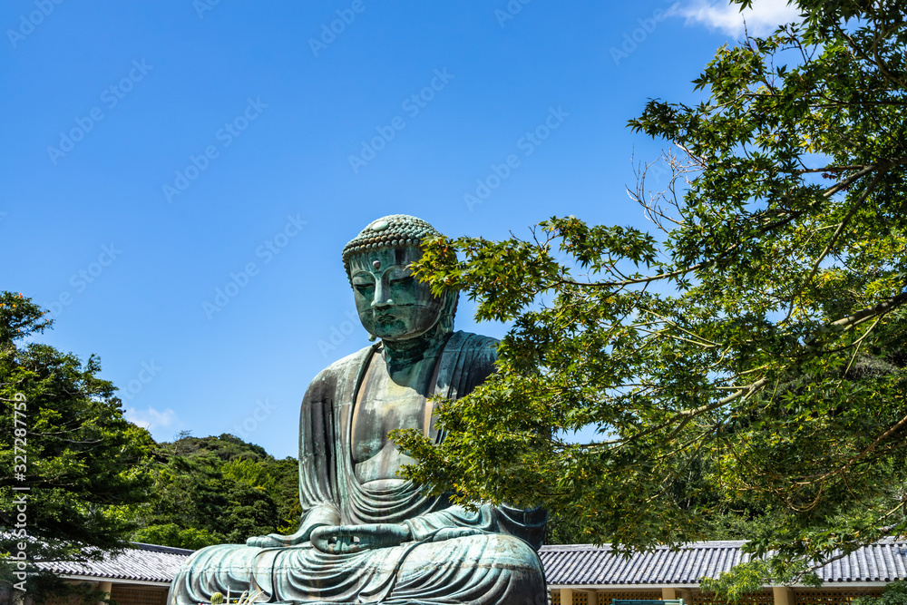 Obraz premium Scenic view of the Great Buddha of Kamakura in a clear summer day, Japan