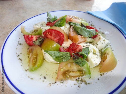 mediterraner Salat mit Mozzarella