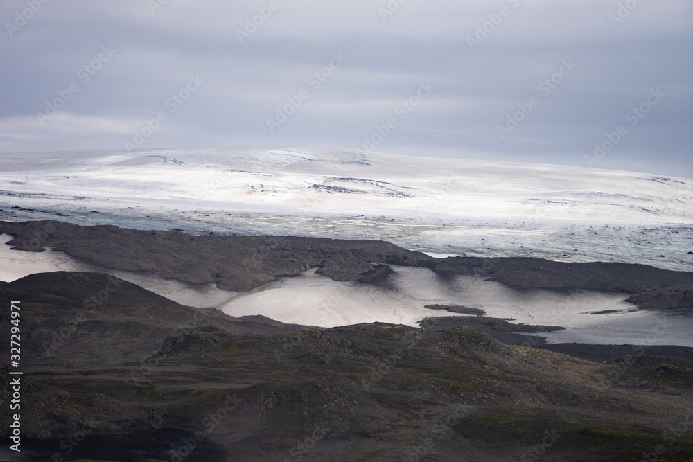Obraz premium Beautiful landscape with glacier on the Fimmvorduhals trail of summer sunny day, Iceland
