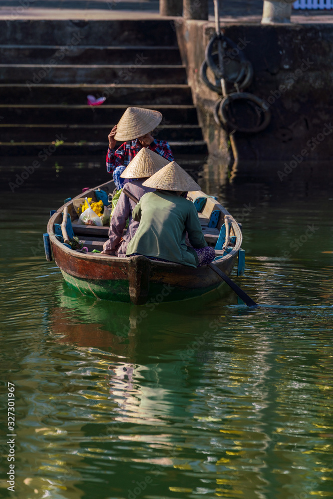 Naklejka premium Unidentified Vietnamese people wearing traditional Vietnamese style conical hat 