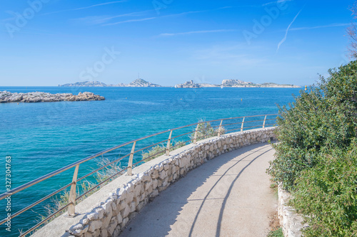 Marseille, France, la corniche. Vue de la presqu'île de Malmousque, avec les îles dans le fond. photo