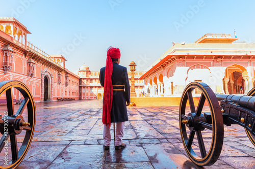 Obraz na płótnie Jaipur City Palace Guard in his traditonal uniform, India w salonie