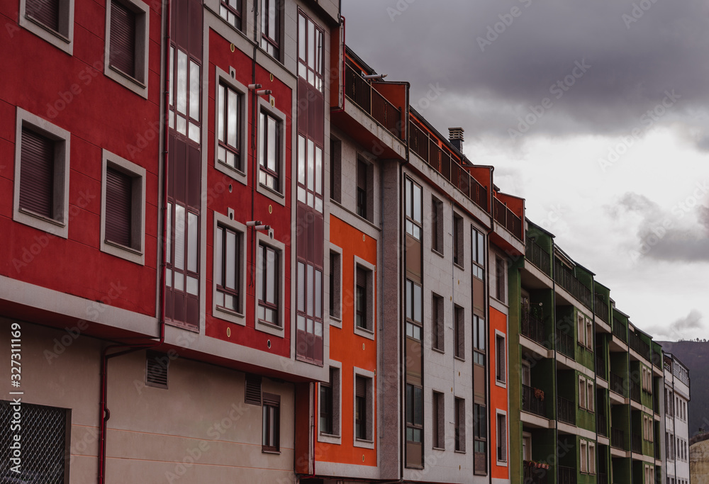 Edificios verdes, naranjas, rojos, marrones y blancos. Edificios verdes, naranjas, rojos, marrones y blancos.