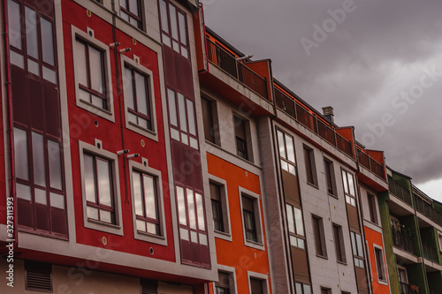 Edificios verdes, naranjas, rojos, marrones y blancos.