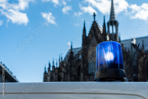 Wallpaper Mural Eingeschaltetes rundes Blaulicht mit Kölner Dom im Hintergrund Torontodigital.ca