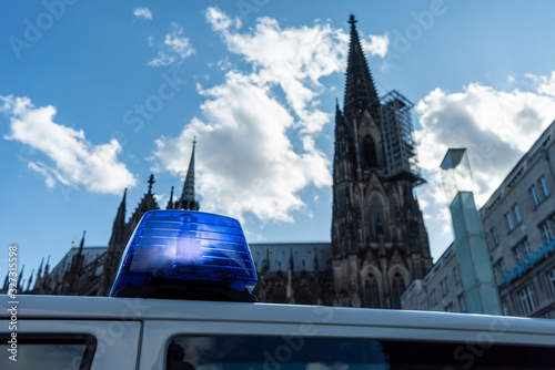 Canvas Print Eingeschaltetes Blaulicht mit Kölner Dom im Hintergrund