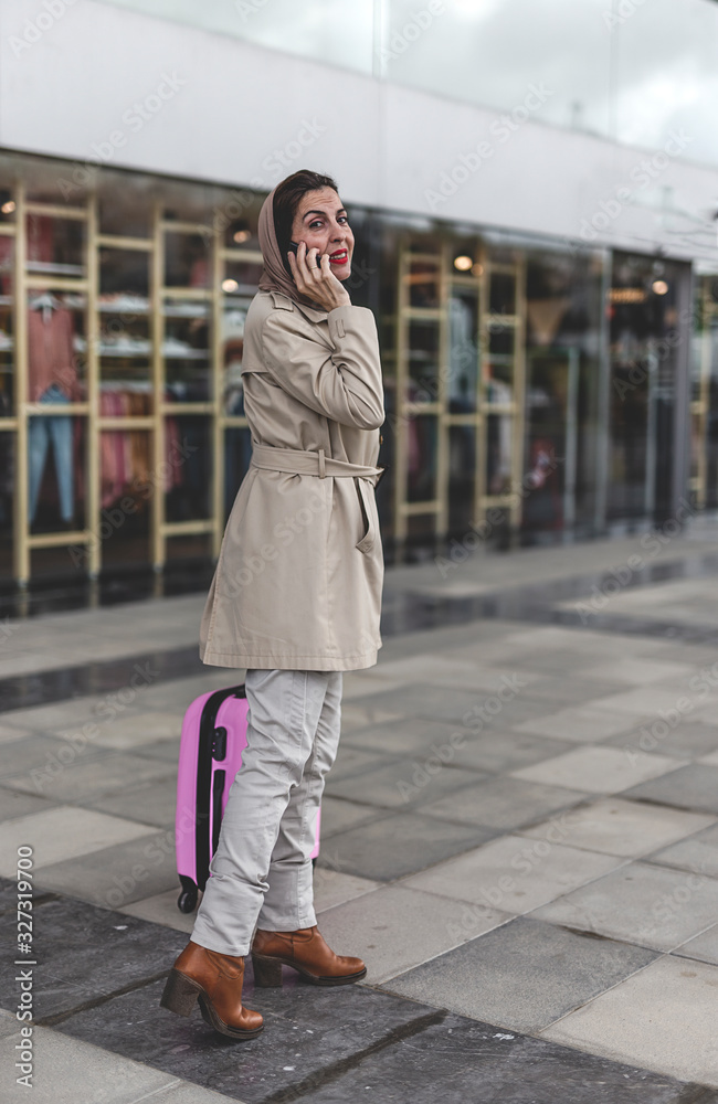 Naklejka premium Arab woman with hijab talking on the phone