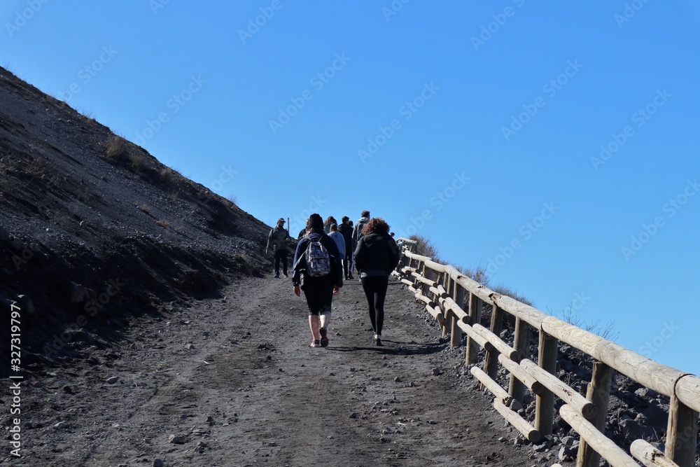 Vesuvio – Turisti sul sentiero del Gran Cono