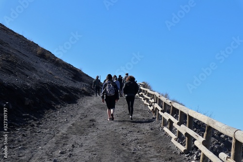 Obraz na płótnie Vesuvio – Turisti sul sentiero del Gran Cono w salonie