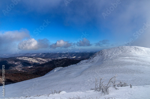 Fototapeta Naklejka Na Ścianę i Meble -  Bieszczady panorama z połoniny Wetlińskiej zima