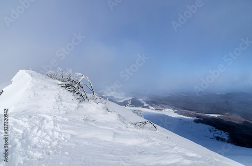 Fototapeta Naklejka Na Ścianę i Meble -  Bieszczady panorama z połoniny Wetlińskiej zima