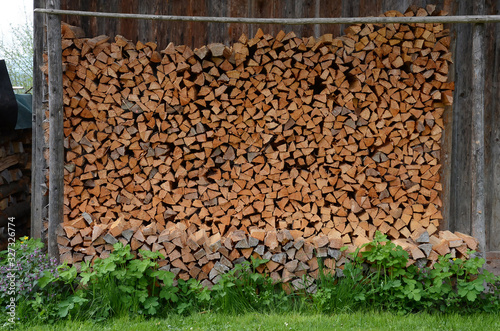 Holzscheite vor einer Wand - Logs in front of a wall photo