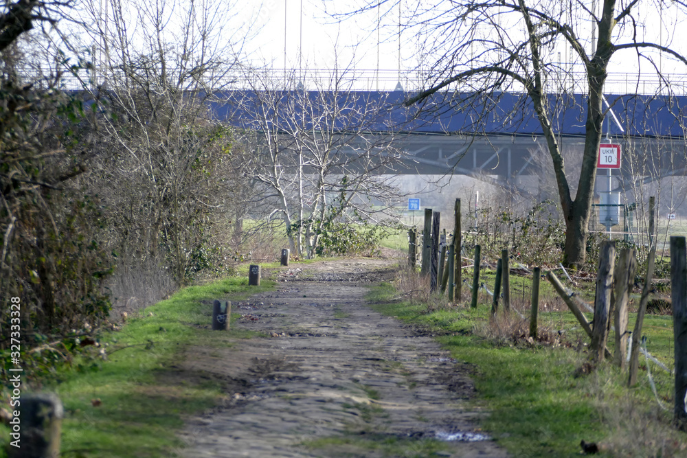 Fototapeta premium Wanderweg an der Ruhr in Duisburg Ruhrort