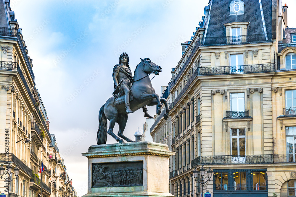 Fototapeta premium Statue of King Louis XIV in Victory Square in Paris
