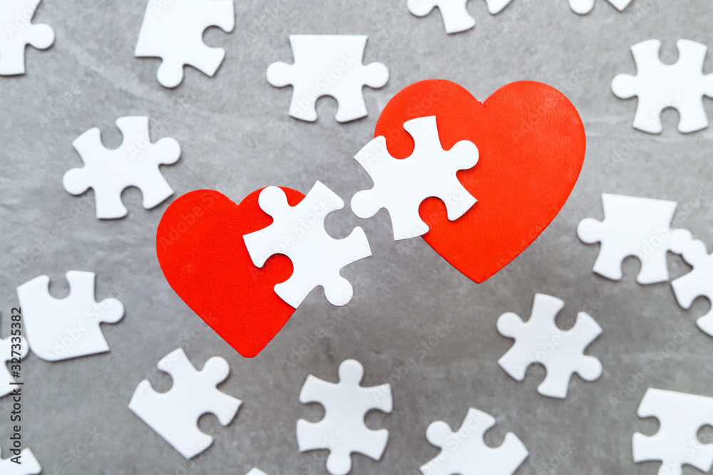 Obraz premium Red hearts and puzzle pieces. 