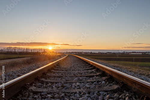 Gleise der Pulkautalbahn bei Untermarkersdorf während dem Sonnenuntergang