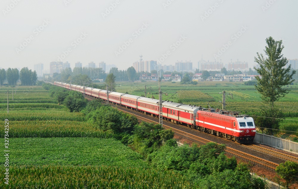 Fototapeta premium SS7E pulled Lanzhou-Guangzhou K225 through Xuchang South Ring overpass