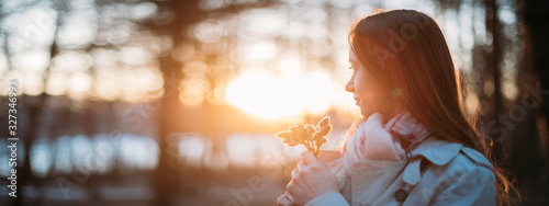 Φωτογραφία Portrait of a girl with willow branches in early spring at sunset