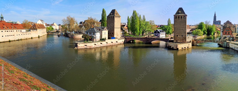 Les Ponts couverts de Strasbourg  enjambant l'Ill au cœur de la Petite France. 