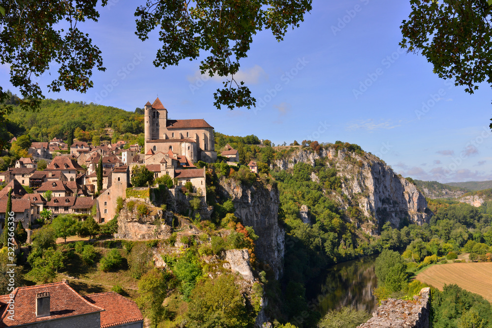 Saint-Cirq-Lapopie (46330) au sommet et le Lot à ses pieds, département du Lot en région Occitanie, France