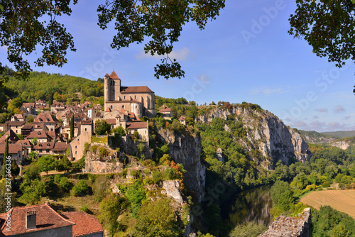 Saint-Cirq-Lapopie (46330) au sommet et le Lot à ses pieds, département du Lot en région Occitanie, France © didier salou
