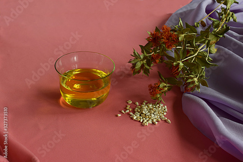 Valokuva Safflower oil, seeds and stems with safflower flowers.