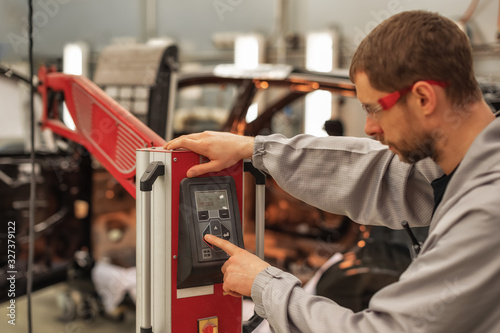 Wallpaper Mural The worker of shop of coloring carries out drying of a varnish by means of a special lamp Torontodigital.ca