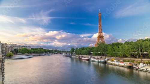 Eiffel Tower with boats in evening timelapse  Paris, France © neiezhmakov