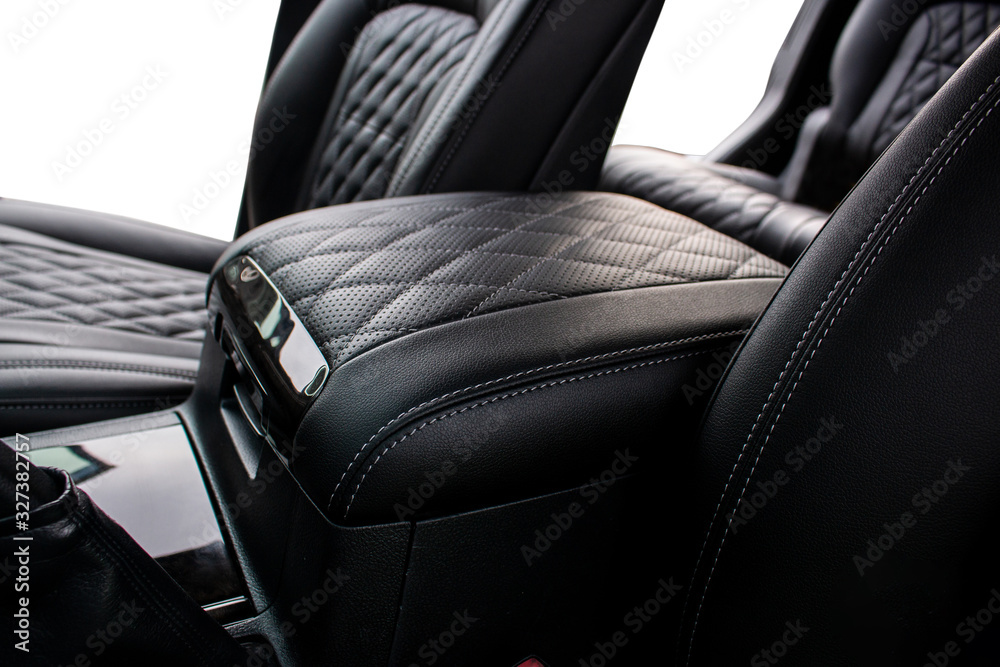 Ταπετσαρία inter-seat armrest tucked in perforated leather and stitched in diamonds