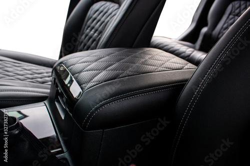 inter-seat armrest tucked in perforated leather and stitched in diamonds © Никита Шершов
