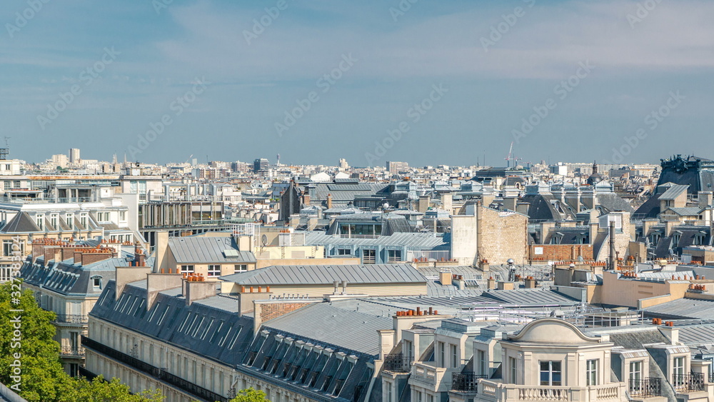 Obraz premium Cityscape view on the beautiful buildings timelapse from gallery lafayette terrace in Paris