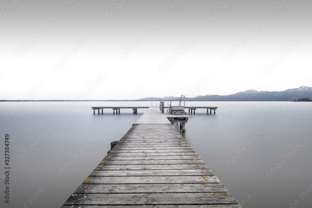 Fototapeta premium Badesteg im Chiemsee, Bayern, Langzeitbelichtung, Highkey