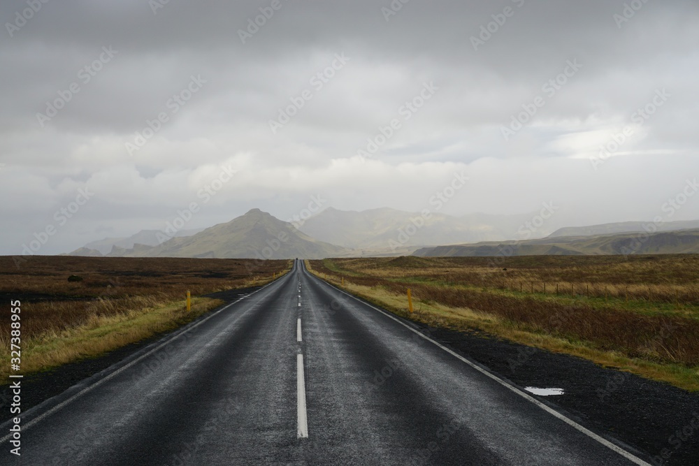 Fototapeta premium Feierabendverkehr auf Islands Ringstrasse