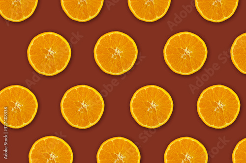 Fette di arancia su fondo marrone. Vista dall alto del modello di frutta fresca.