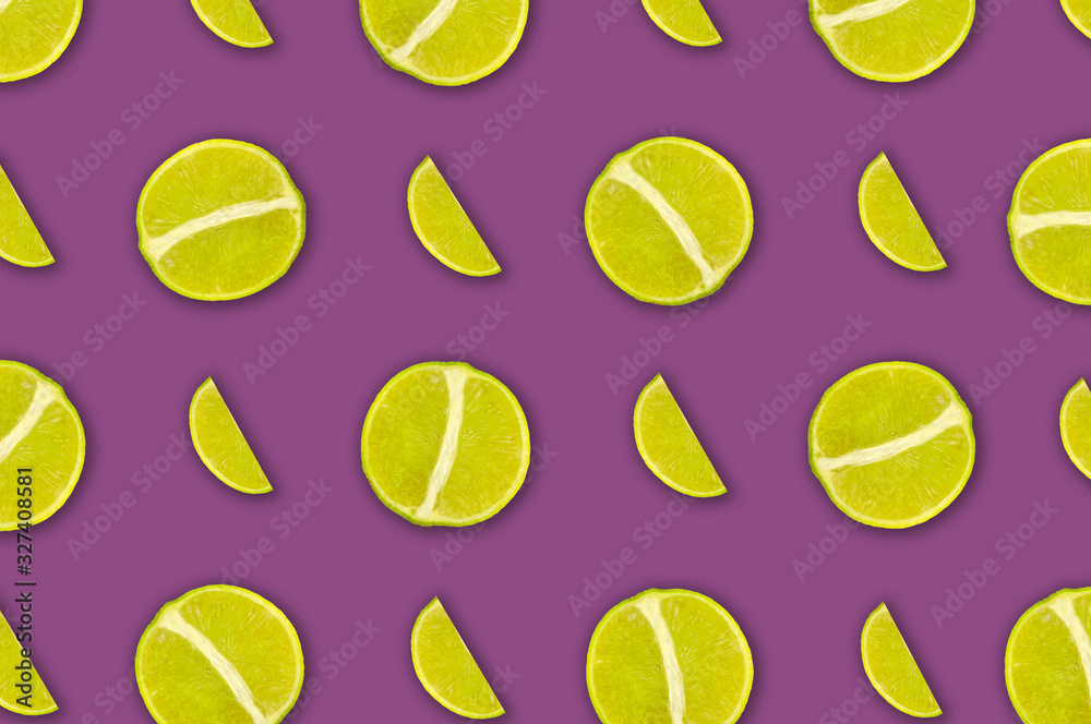 Modello colorato di frutta di fette fresche di lime su sfondo color viola. Vista dall'alto