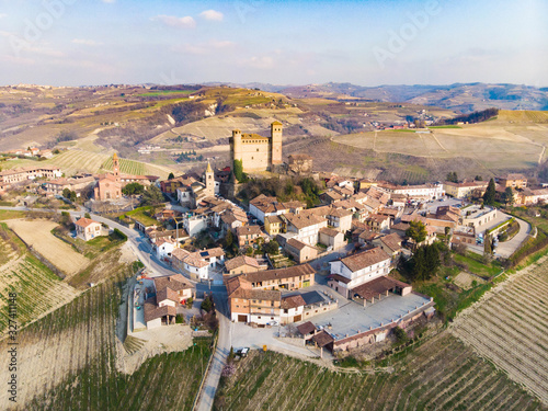 Konstfotografi Serralunga d'Alba, Langhe, Piemonte, Italia. aerial view