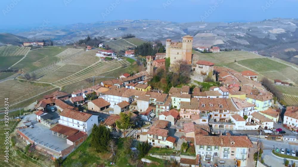 Serralunga d'Alba, Langhe, Piemonte, Italia. aerial view