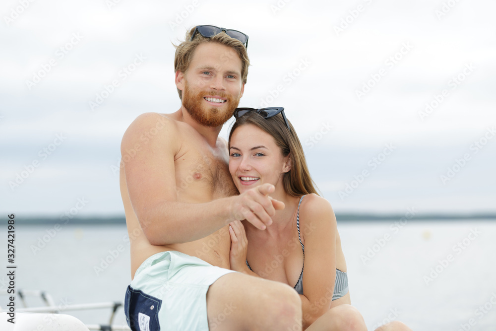 Fototapeta premium boyfriend on the beach pointing